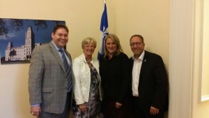 Pierre-Luc Bellerose, attaché politique de la ministre Thériault, Danielle H. Allard, préfète, Lise Thériault, ministre et Patrick Massé, préfet suppléant et maire de Saint-Lin-Laurentides. Photo