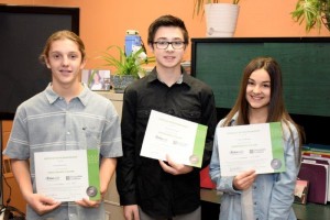 Thomas Bouvrette, Maximilien Grégoire et Coralye Thibeault, récipîendaires des Bourses Éduc'Aide de Desjardins. Bravo ! DSC0676