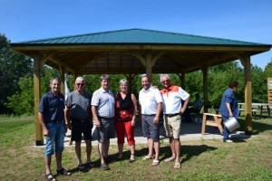 Les conseillers Lucien Chayer et Pierre Mercier accompagnés du maire Mario Racette, de la préfète de la MRC Danielle H. Allard et des maires voisins Patrick Massé, Saint-Lin-Laurentides et Pierre La Salle, Saint-Jacques devant cette nouvelle installation pour les citoyens et les visiteurs à Saint-Roch-Ouest DSC 0065