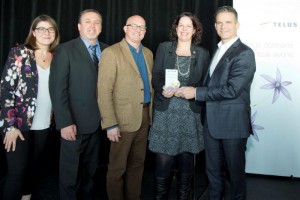 Marine Groulx, Directrice principale, Affaires communautaires Telus Québec et monsieur Danny Serraglio, Vice-président, Ventes, Solutions d’affaires, TELUS Québec et provinces de l’Atlantique accompagné, au centre, par les récipiendaires du Prix Telus-PME impliquée Vincent Benny, Yves Benny et Andrée Tousignant des Restaurants Benny&Co. du Nord de Lanaudière. 005 Telus 5 04 2 16