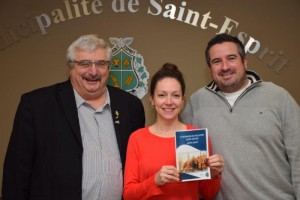 M. Michel Brisson, maire et Mme Caroline Aubertin, directrice générale accompagné de M. Pascal Rochon, un bénévole sans prix ! DSC 0005