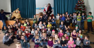 Le tout-petits en attente de leur cadeau... C'est moi qui a demandé que Madame la mairesse soit assis sur le Pere Noël, DSC 0225