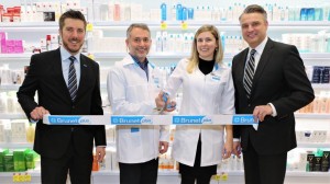 Richard Corbeil, directeur opérations de détails, Brunet; Luc Archambault et Audrey Trotier-Rivest, pharmaciens propriétaires, Brunet Plus Ste-Julienne; ainsi que Luc Martinovitch, vice-président et directeur général, McMahon Distributeur pharmaceutique inc. Photo 1