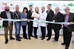 Yannick Thibeault, conseiller municipal; Richard Desormiers, conseiller municipal; Manon Desnoyers, conseillère municipale; Richard Corbeil, directeur opérations de détails, Brunet; Luc Archambault et Audrey Trotier-Rivest, pharmaciens propriétaires, Brunet Plus Ste-Julienne; Luc Martinovitch, vice-président et directeur général, McMahon Distributeur pharmaceutique inc.; Marcel Jetté, maire de Sainte-Julienne; ainsi que Jean Tremblay, attaché politique de Luc Thériault. Photo 2