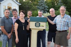 M. Lucien Chayer, conseiller, M. Mario Racette, maire, Mme Sheron Kollar, Directrice-générale et les conseillers M. Sylvain Lafortune, M. Luc Duval, M. Jean Bélanger et M. Charles Smith, devant la boîte aux lettres du Bureau Administratif de Saint-Roch-Ouest. DSC 0242