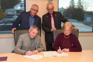 M. Benoit Ricard, directeur du Complexe et M. Martin Perreault président à la signature de l'entente annuelle de 50 000$ en compagnie de Mme Danielle H. Allard, préfète et e M. Pierre LaSalle, président de Développement Régional Montcalm DSC 0444