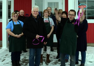 M. le maire, Robert Perreault accompagnait le personnel et quelques clients impatients de faire leur emplette Untitled 3