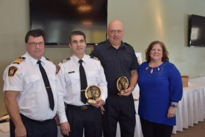 M. Patrick Watson, chef du SSI et Mme Ghislaine Pomerleau ont remis les trophées à Stéphane Lévesque et Sylvain Lemarbre pour plus de 10 ans de services DSC 0161 2