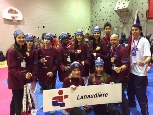 TAEKWONDO: Équipe lanaudoise avec leurs entraîneurs Simon Dupuis, Catherine Jean et le missionnaire Bruno Coutu photo taekwondo