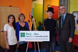 Nadine Brien et Diane Éthier (bibliothèque) avec Ernest et M. Sylvain Pominville (Caisse Desjardins de la Nouvelle-Acadie) DSC 0135 2