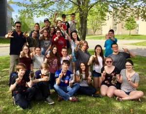 Sur la photo, on voit nos élèves des différentes harmonies : Harmonie Fortissimo de 1re secondaire Harmonie Vivaldi de 2e secondaire Harmonie Tchaïkovski de 3e secondaire Harmonie Crescendo de 4e secondaire Harmonie Sforzando de 5e secondaire Harmonie 1
