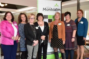 Les représentantes des différents ministères en compagnie de Mme Ghislaine Pomerleau, mairesse de Saint-Liguori et hôte de l'activité et Mme Danielle H. Allard, préfète de la MRC de Montcalm DSC 0138
