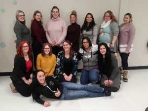 Dans l’ordre habituel : Sandy Pelletier Lachance, Carolanne Duguay, Kim Michaud, Natalie Paquette, Bianca Rojas, Marie-Pier Dastous, Katherine Rondeau, Jessyca Melançon, Valérie Bacon, Mélody Benjamin, Valérie Boulay-Henripin, Sonia Migliozzi et Précillia Pelletier-Gagnon FC AEC TEE decembre2018 photo1