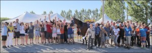 Le fils Simon Allard remporte la course, il est accompagné de la famille et des amis. Photo : gracieuseté allardwinnerscircle