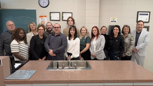 PXL 20251125 2034008301