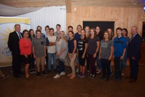 Les jeunes de cette année entourée des DG des Caisses de Montcalm, M. Joël Landry et de Saint-Roch-de-l'Achigan, M. Yvan Poirier DSC 0765
