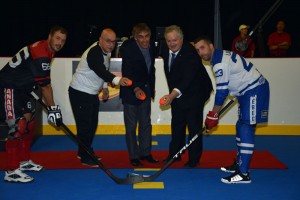 Mise au jeu officielle avec M. Nicolas Marceau, député de Rousseau et M. Luc Thériault, député de Montcalm DSC 0103